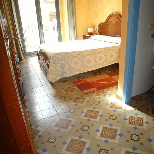 Hostal Adarnius, hotel em La Bisbal d'Empordà