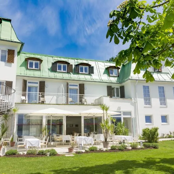 Strandhotel Kärntnerhof, hotel en Pörtschach am Wörthersee