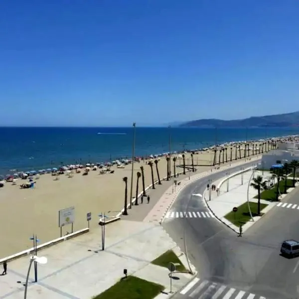 Appartement luxueux Vue sur Mer pied dans l'eau Région Tanger - Tetouan n6, hotel en Martil