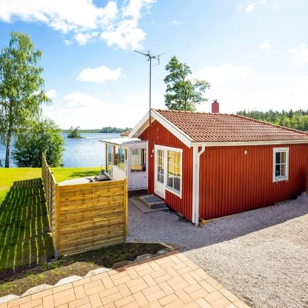 Holiday Lakefront house, hotel in Västrahyn