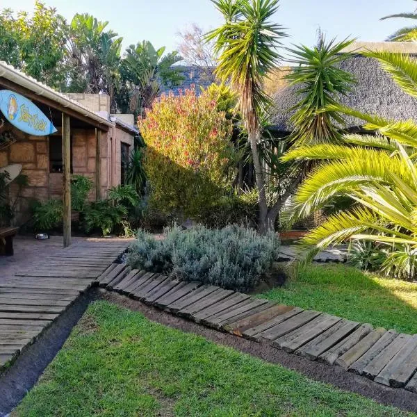 Saltycrax Backpackers and Surf Hostel, hotel en Bloubergstrand