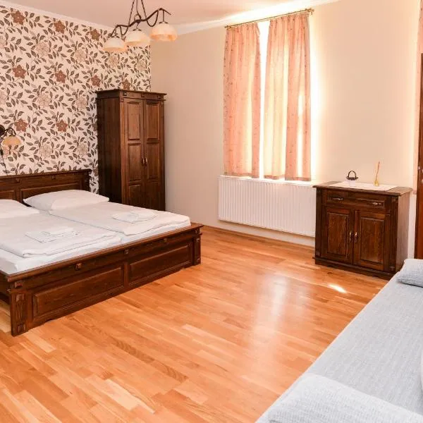 Althaus Vendégház – hotel w mieście Németkér