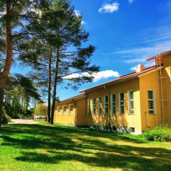 Hostel Vanha Koulu, hotell i Ylämaa