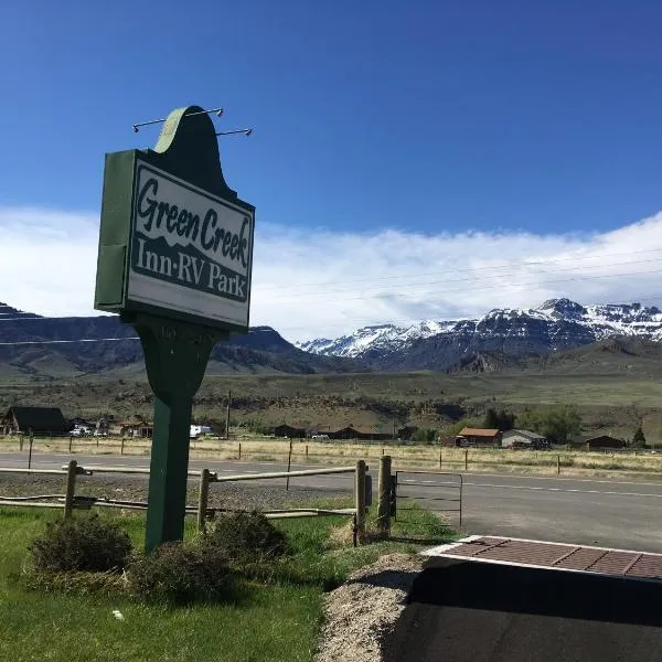 Green Creek Inn and RV Park, hotel em Wapiti