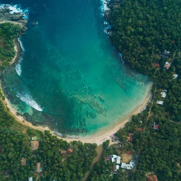 Dots Bay House, hotel v destinaci Hiriketiya