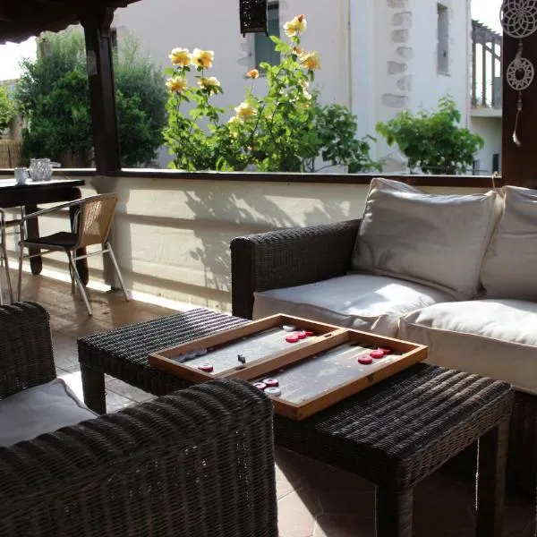 Cozy Backyard House, hotel di Plaka