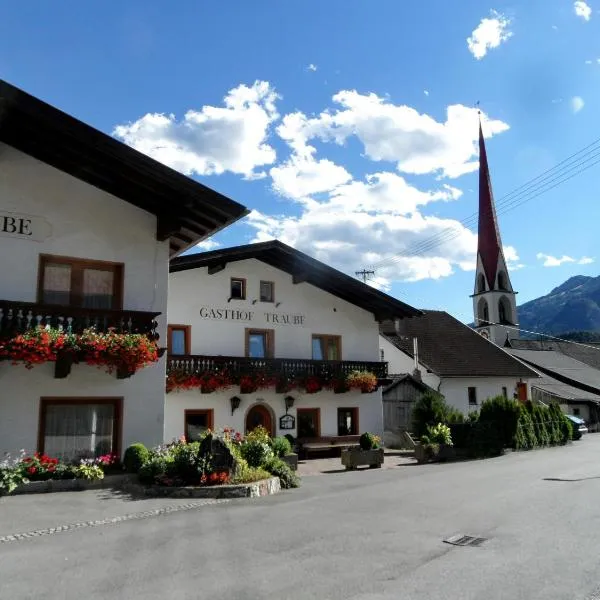 Gasthof Pension Traube, hotel em Karres