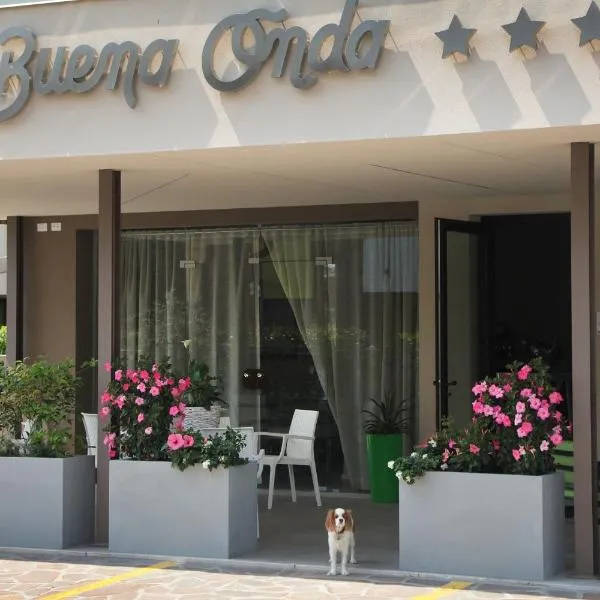 Hotel Buena Onda، فندق في بسكيرا ديل غاردا