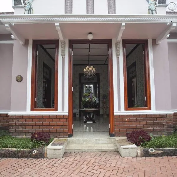 Huis Van Gustafine Floor 1, hotel di Malang
