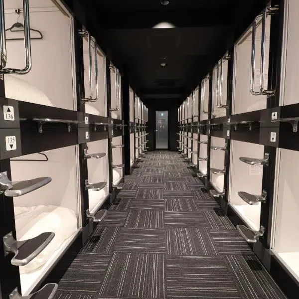 LEO YU Capsule Hotel Nishifunabashi, hotell sihtkohas Funabashi