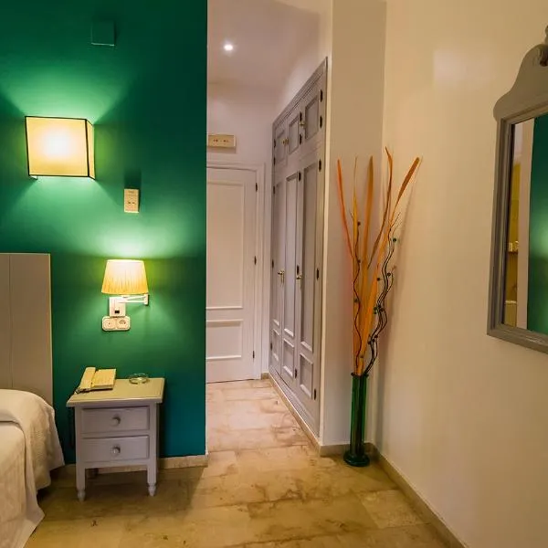 Hostal Drago, hotell i Pueblo Nuevo de Guadiaro