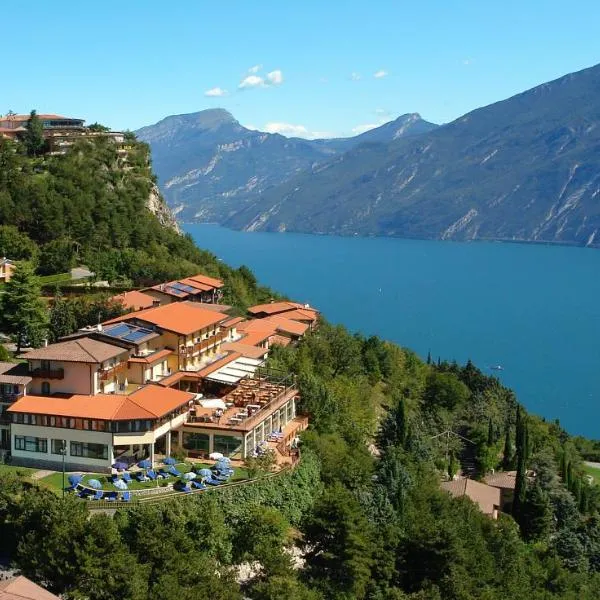 Hotel Pineta Campi: Tremosine Sul Garda'da bir otel