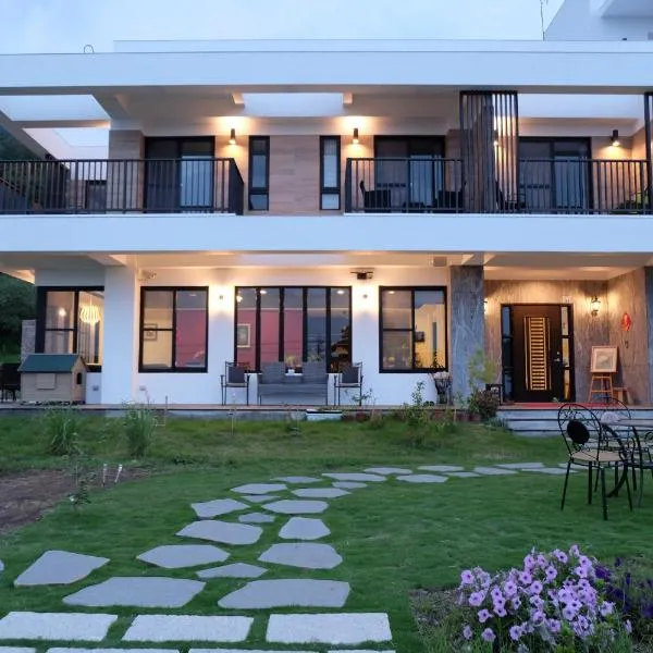 Moonlit Seaview Homestay, hotel v destinaci Donghe