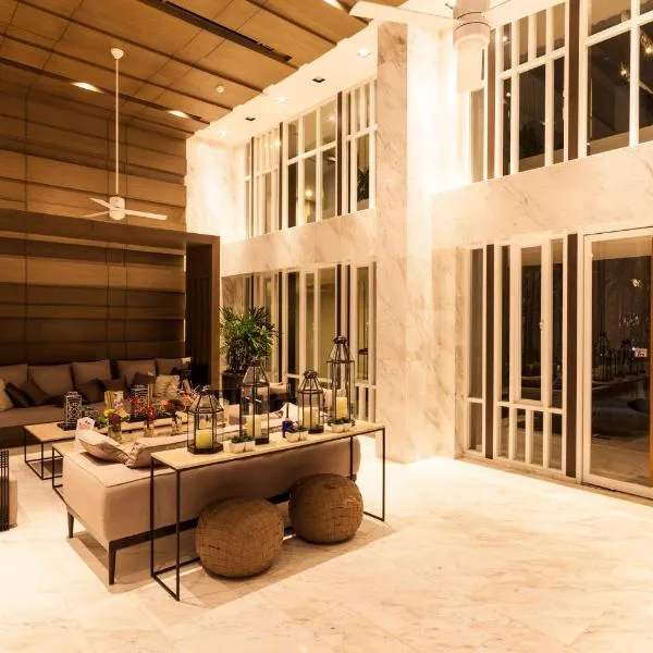 Phuket Town 1 Bedroom Condo Luxury Facilities, The Base Downtown, hotel di Bandar Phuket