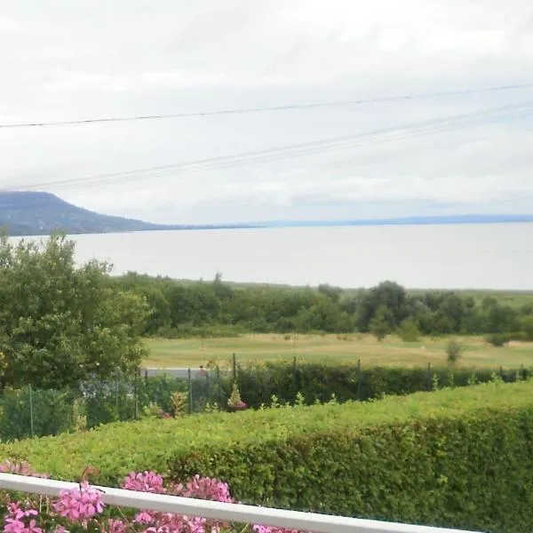 Holdfény Apartman, hotel v destinaci Balatongyörök
