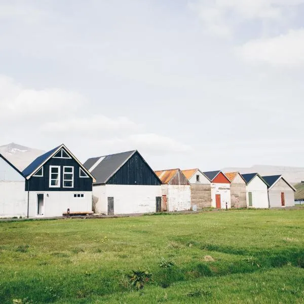 Boat house in Hósvik, hotel in Leirvík