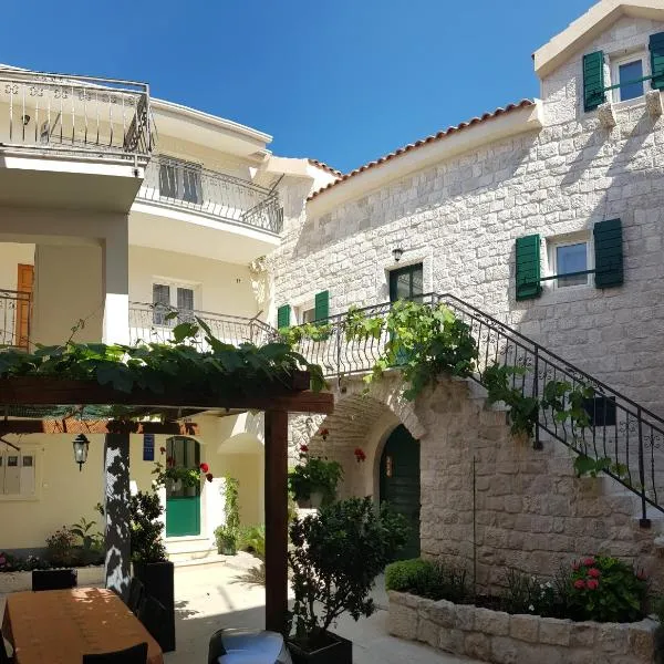 Apartments Dvor - ap1, ap2, ap3, hotel v destinaci Baška Voda