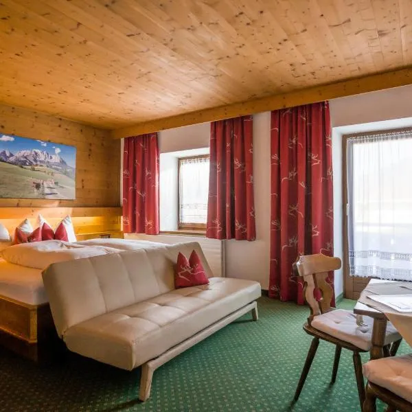 Pension Hüttwirt, hotel v destinaci Kössen