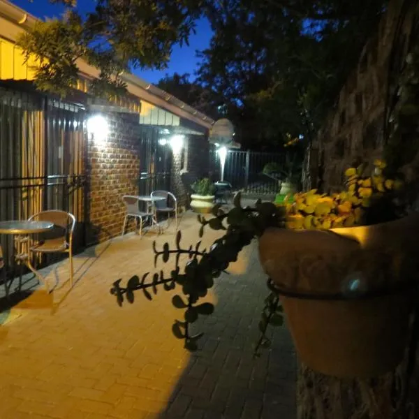 Coral Tree Guest Rooms, hotel v destinaci Worcester