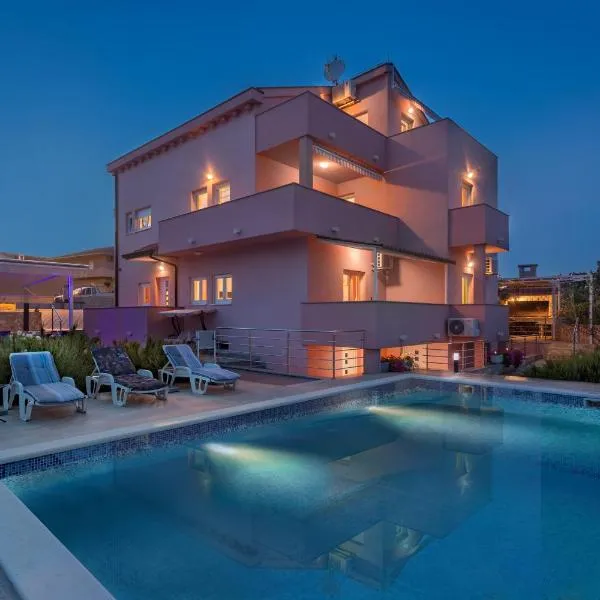 Apartments Silva、スラティネのホテル