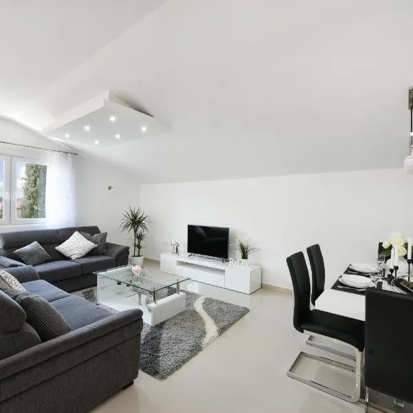 Apartment Monika - Private terrace & Parking, hotel in Zadar