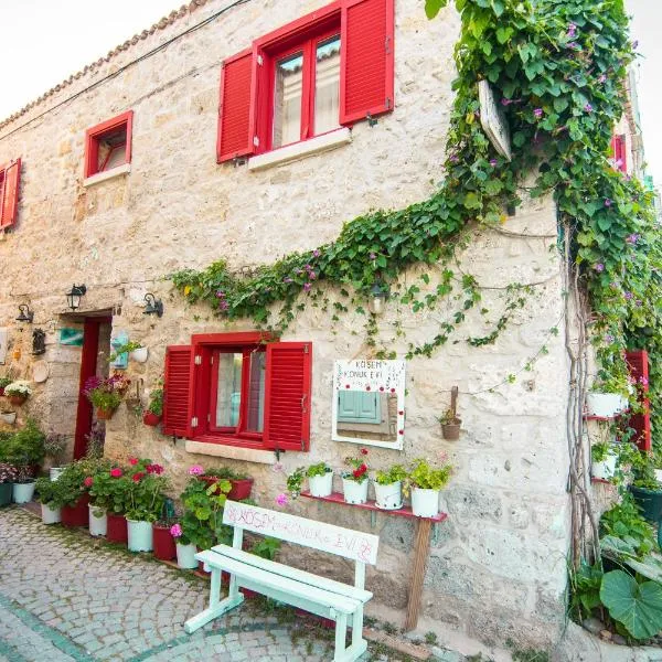 Köşem Konukevi, hotel v destinaci Alaçatı