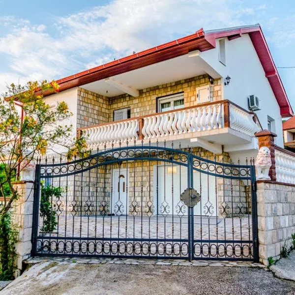 Sunny Apartment with swimming pool Stolac, hótel í Stolac