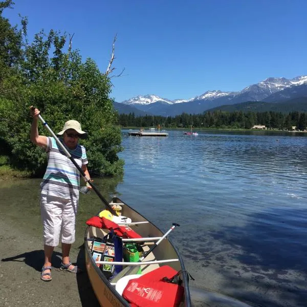 139 per night Mountainview 1 bedroom suite, king bed, walk to Village, WIFI, parking, ski & bike storage, lake & beach nearby, Joffre Lakes, golfing, horseback riding, biking, hiking, canoeing, jet boating, Nairn Falls, Beer Farmers & North Arm Farm, отель в городе Пембертон