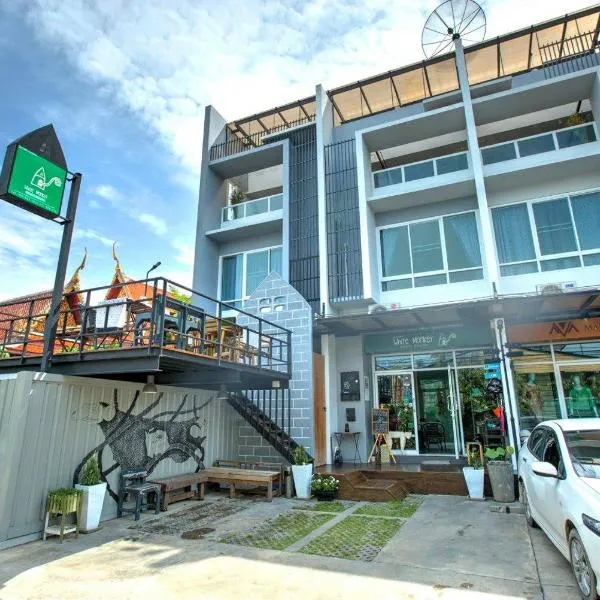 White Monkey Guesthouse، فندق في Ban Bang Kham