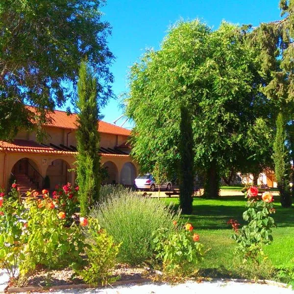 La Aldea Colorada Casa Rural, hotel in Villardefrades