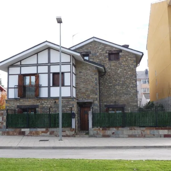 Casa con jardín frente ciudadela, hotel v destinaci Jaca