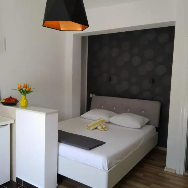 Apartments Tonći, hotel in Tribunj