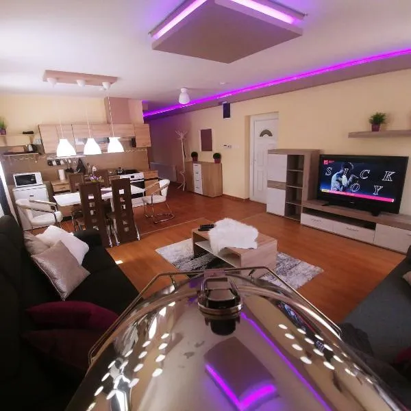 Sarok Apartmanház – hotel w mieście Makó