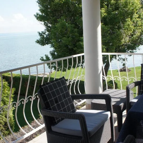 Villa Gabriella - Vízparti, hotell i Balatonboglár