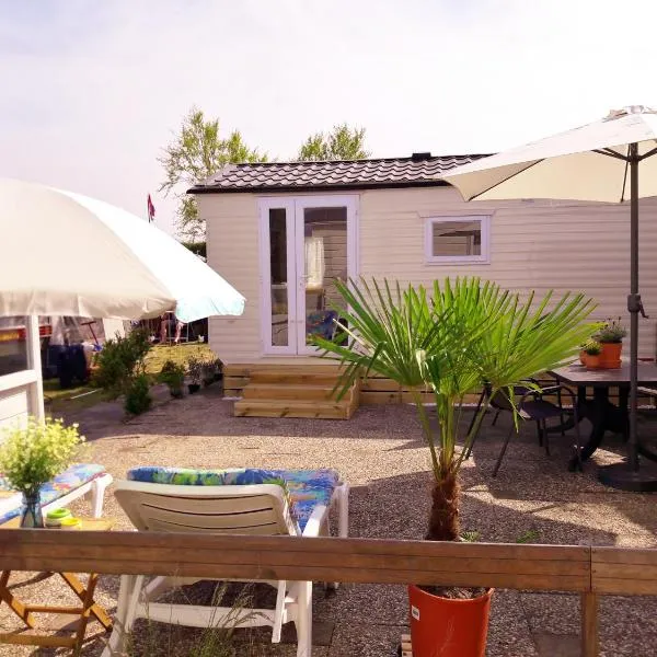 Chalet Dalile IJmuiden aan Zee vlakbij het strand, hotelli kohteessa IJmuiden