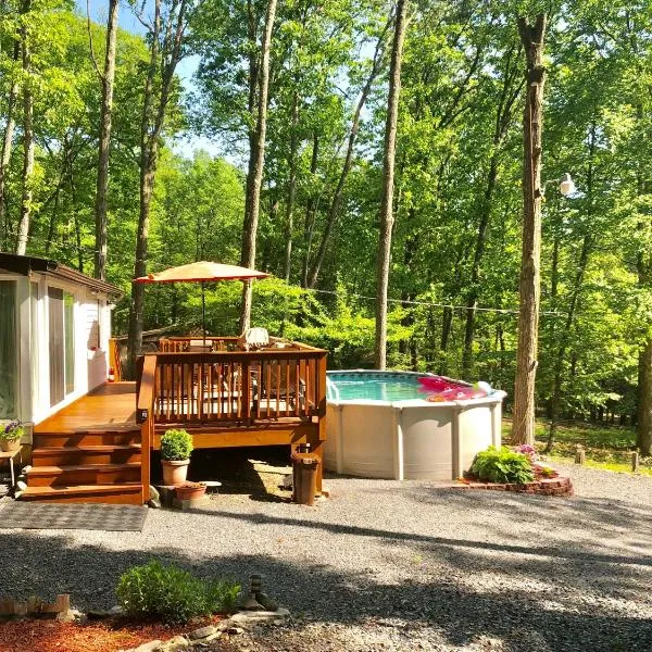 Pocono cabin with private pool at Shawnee Mtn, hotel v destinaci East Stroudsburg