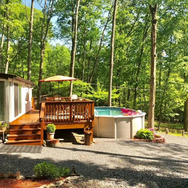 Pocono cabin with hot tub and pool Shawnee Mtn, hotel in Coolbaugh