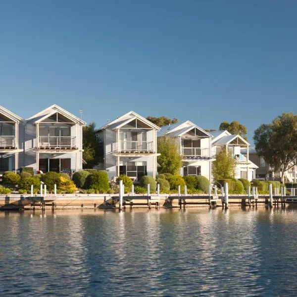 Captains Cove Resort - Waterfront Apartments, hotel em Lock Sport