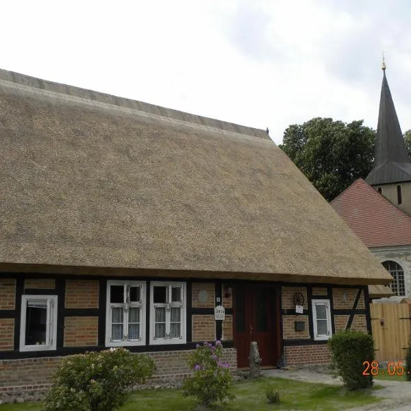 Historisches Küsterhaus Reetdachträume, hotel in Putzar