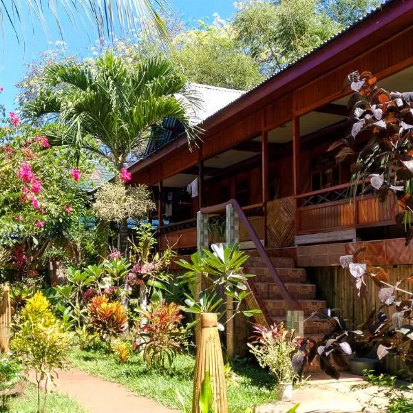 Panorama Backpackers, hótel í Bunaken