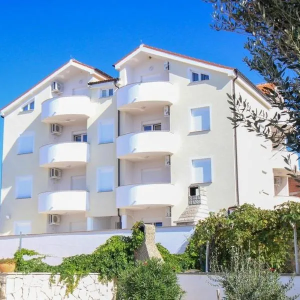 Apartments Dubrovnik, hotel v destinaci Povljana