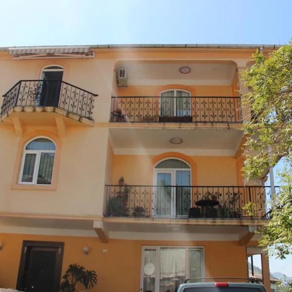 Yellow House - Vaja, Hotel in Sarpi
