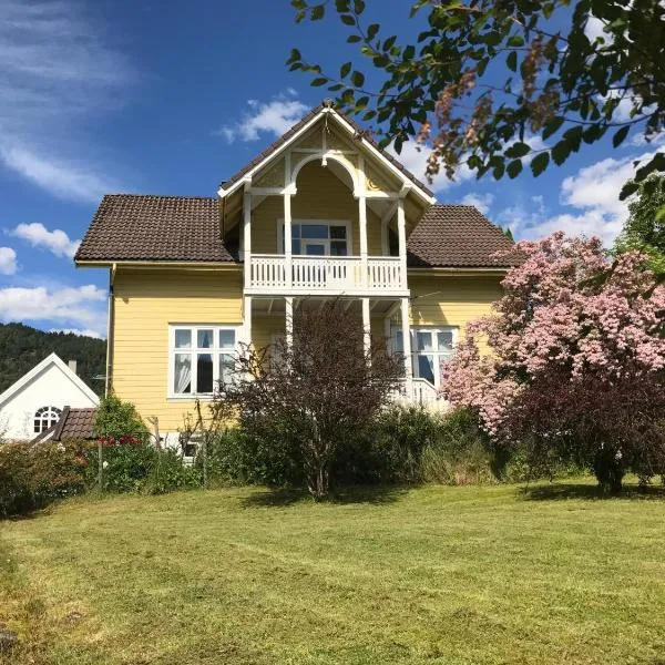 Villa Holmen, hotel in Balestrand