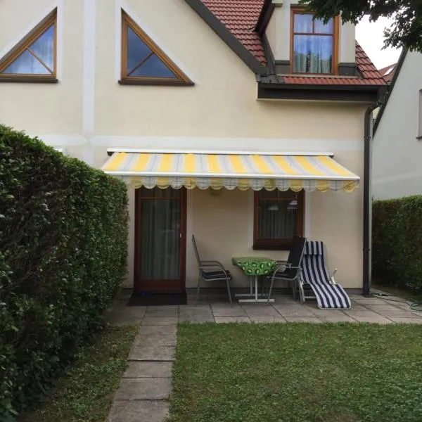 Familien Chalet mit direktem Bademantelgang zur Therme, hotel in Lutzmannsburg