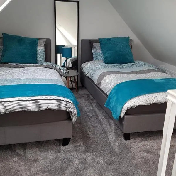 2 Serviced Apartments in Childwall-South Liverpool - Each Apartment Sleeps 6, hotel v destinaci Liverpool