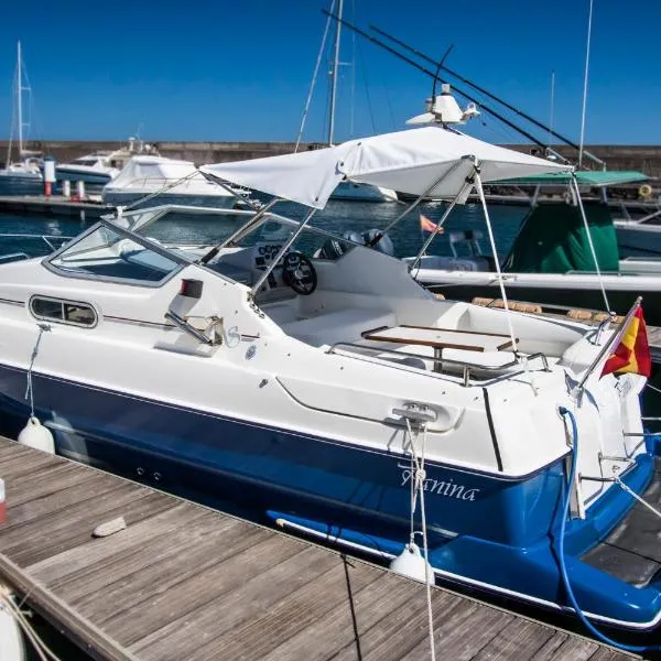 Cozy boat to unwind by the ocean, hotel a Puerto Calero