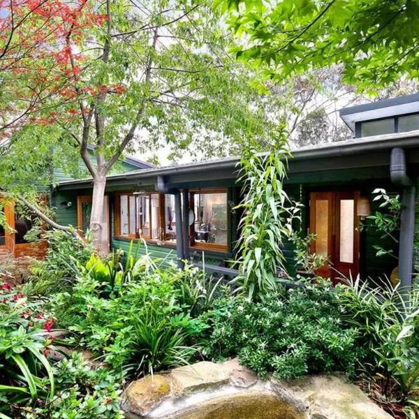 The Black Cockatoo - Secret Garden Treetops Home, hotel in Katoomba