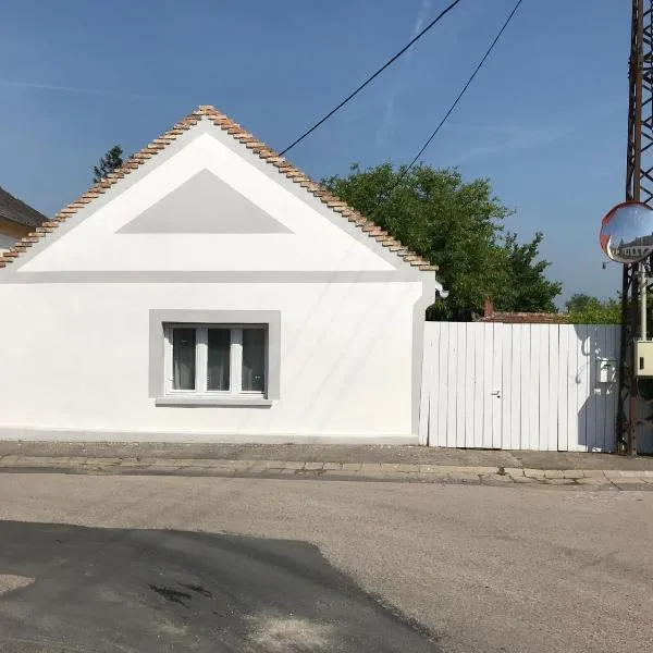 Gólyásház apartman, hotel v destinaci Kővágóörs
