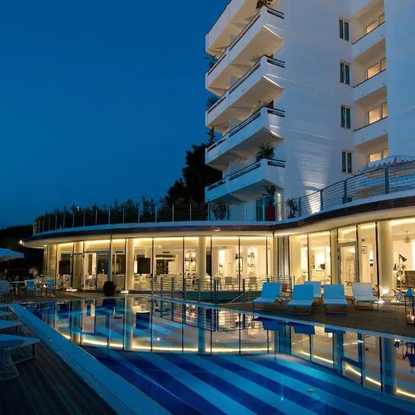 Mondial Resort & Spa, готель у місті Марина-ді-П'єтразанта