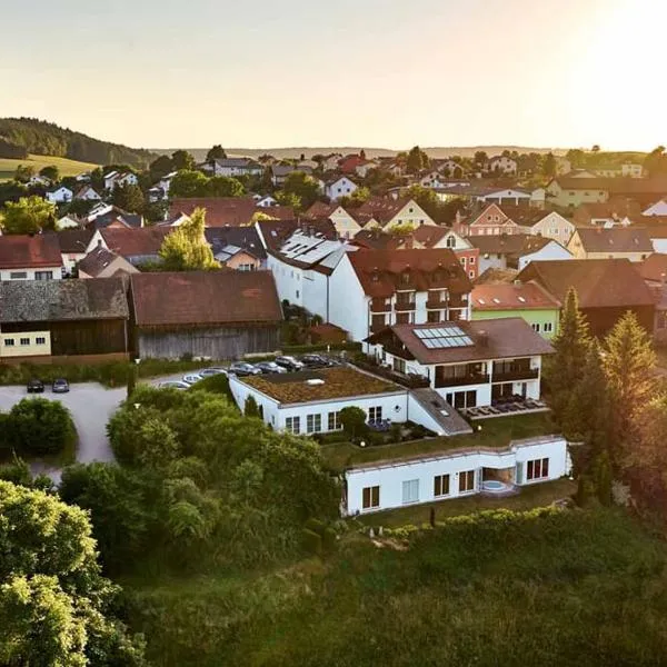 Zedernhof Gesundheits- & Wellnesshotel, hotel v destinaci Stamsried